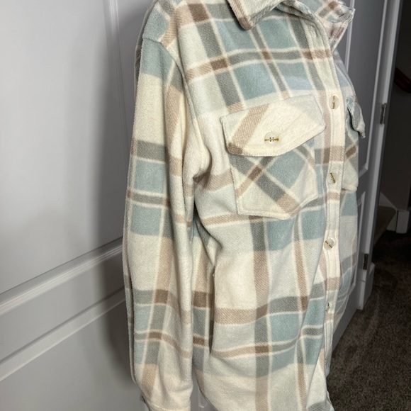 oversized button down fleece shacket light blue beige white plaid cabin cozy - Picture 10 of 10